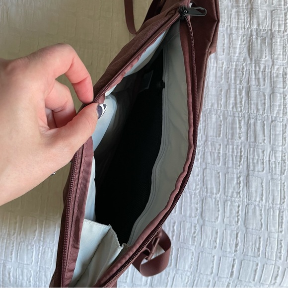 The North Face Electra Sling Pack - Picture 7 of 8